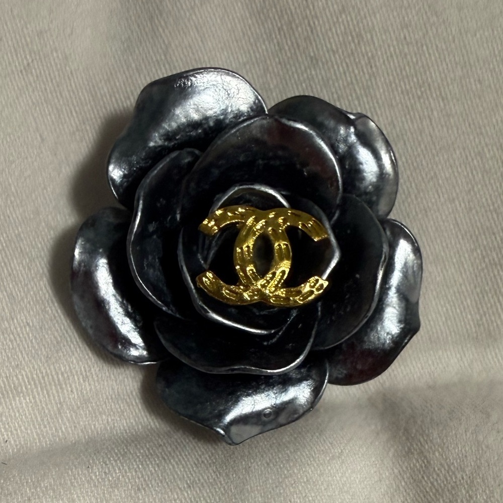 Pendant Flower Luxury Black with gold tone accents! - Picture 3 of 3